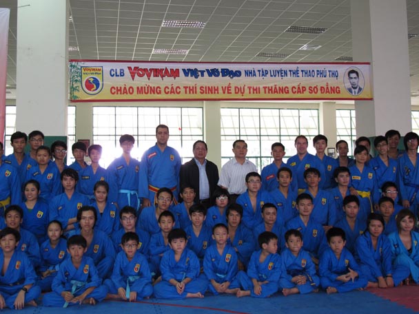 CLB Vovinam NTL Phú Thọ thi sơ đẳng - Khóa VI năm 2012 - La 6ème Session d'examen élémentaire du Club de Phú Thọ.